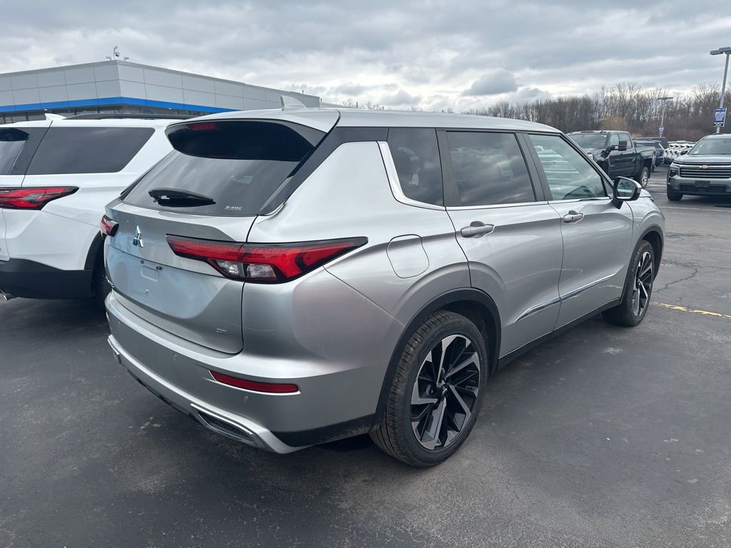 Used 2022 Mitsubishi Outlander SE image 2