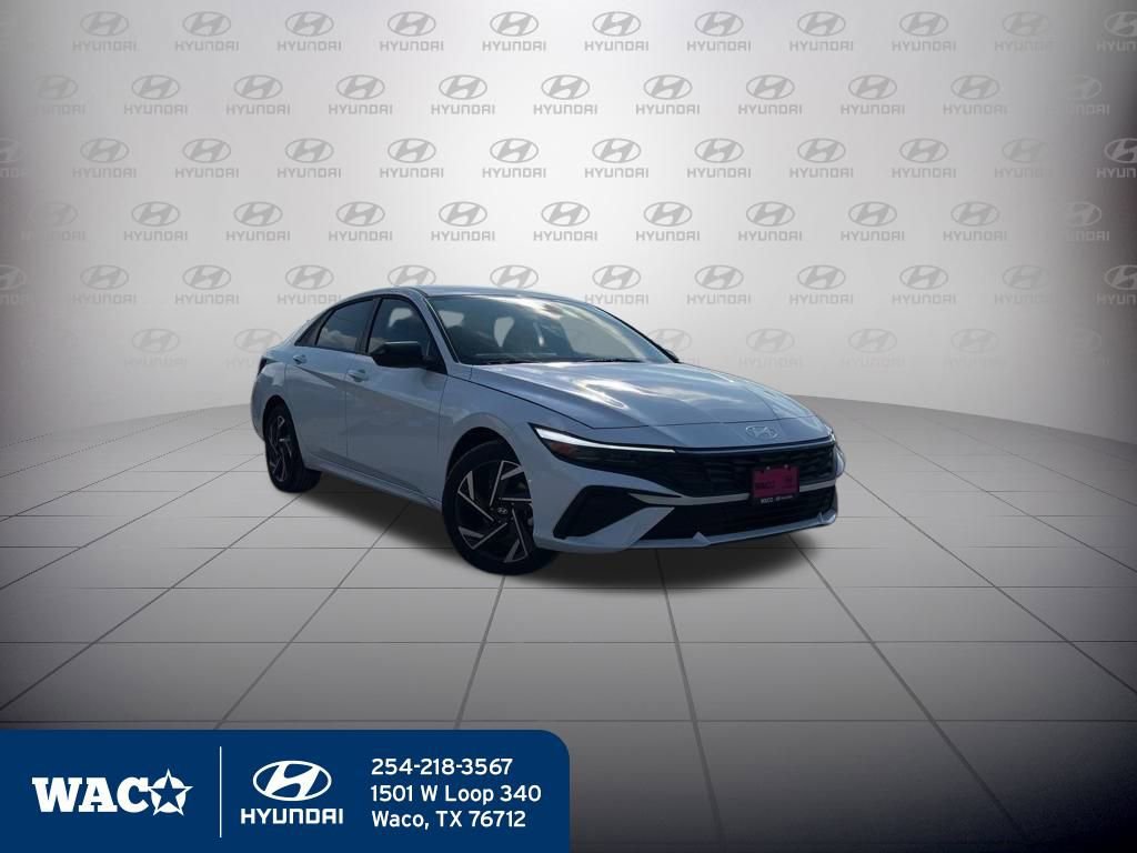Used 2025 Hyundai Elantra SEL image 2