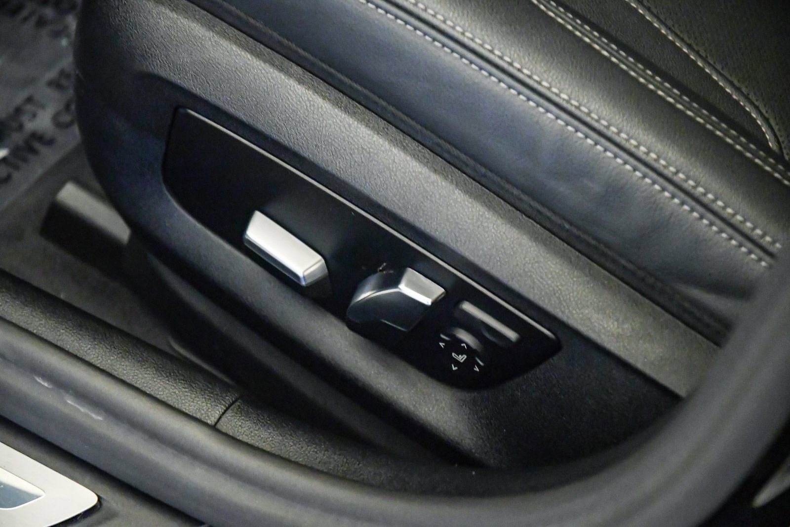 Certified 2023 BMW 530e w/ Convenience Package image 24