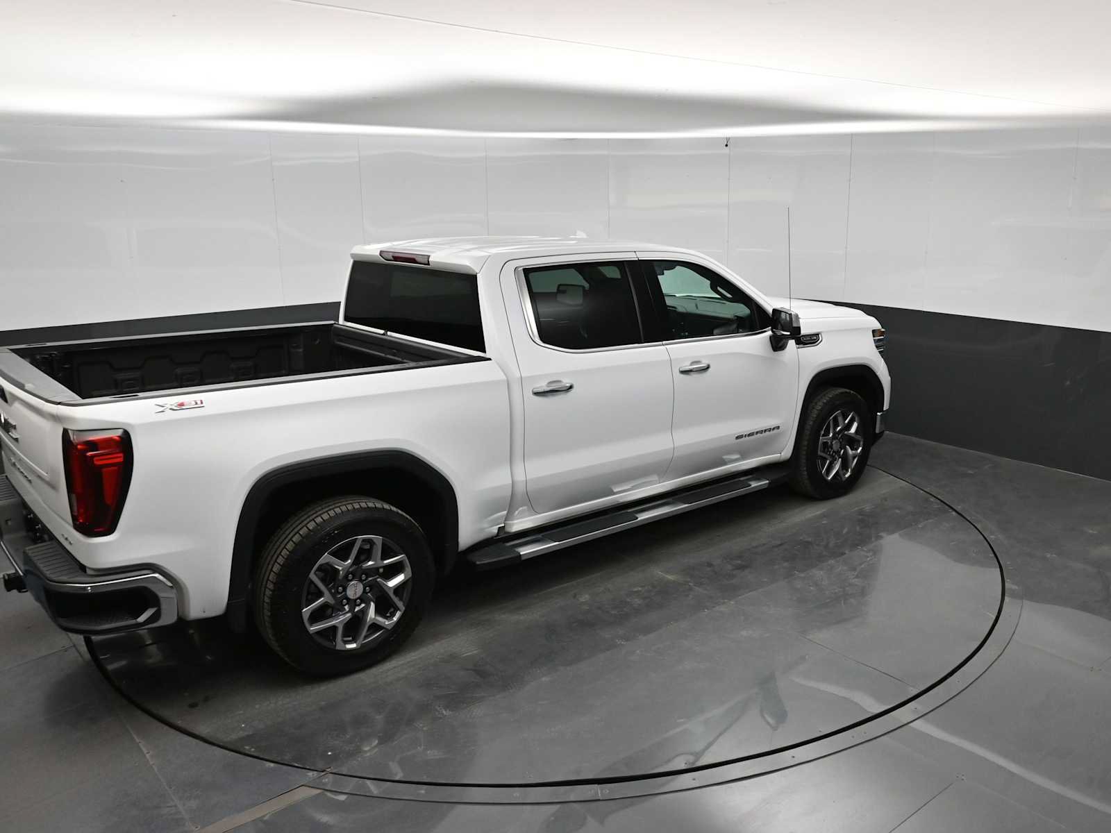 Used 2023 GMC Sierra 1500 SLT w/ SLT Premium Package AWD/4WD image 35
