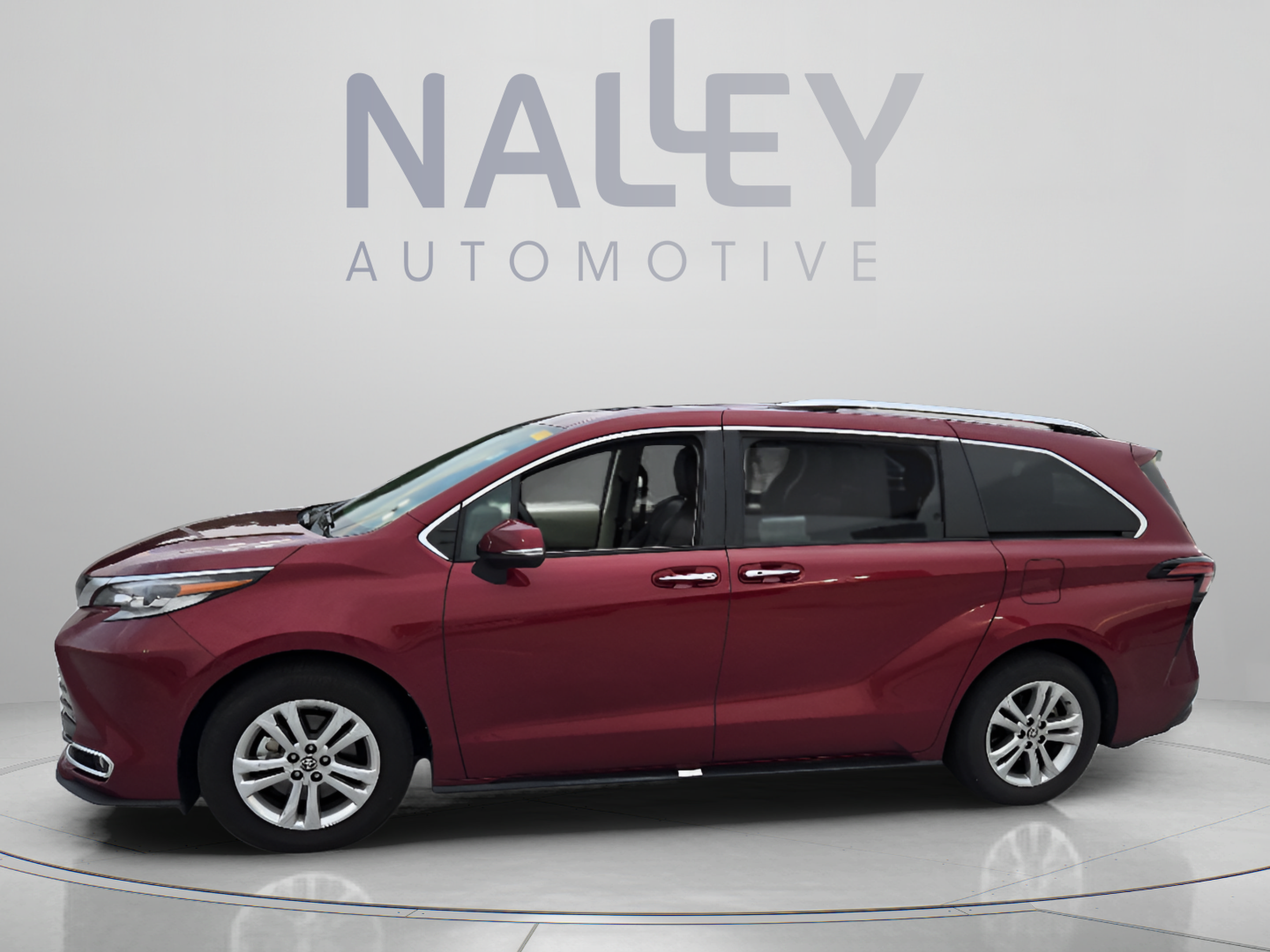 Used 2022 Toyota Sienna Platinum AWD/4WD image 2