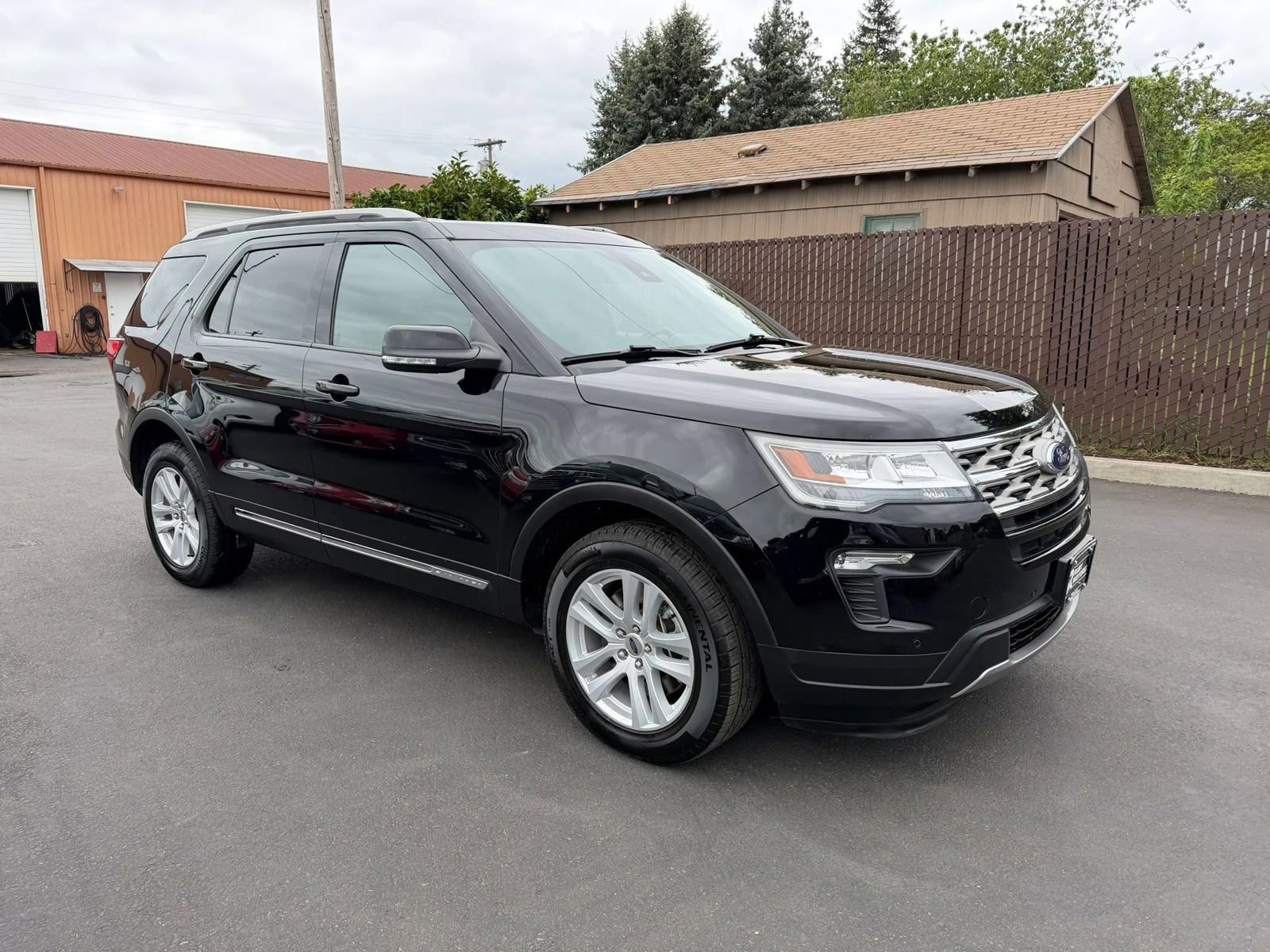 Used 2018 Ford Explorer XLT w/ Equipment Group 202A AWD/4WD image 3