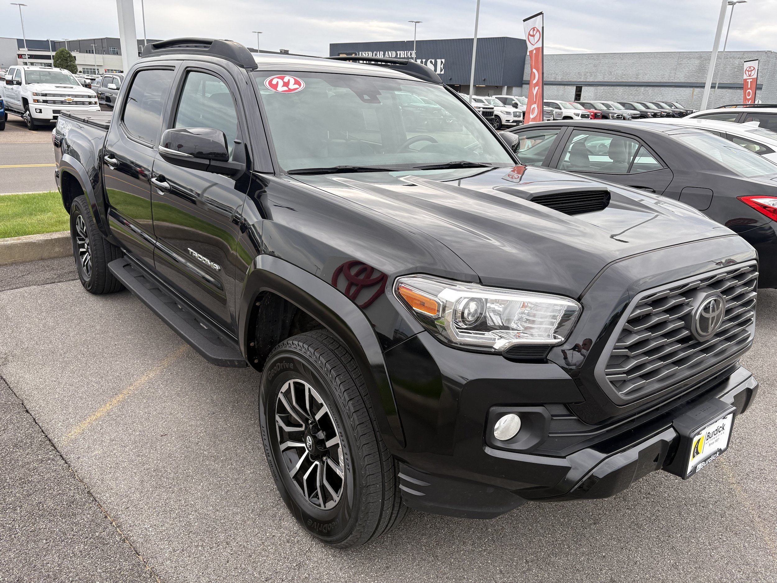 Used 2022 Toyota Tacoma TRD Sport w/ TRD Premium Sport Package AWD/4WD image 2