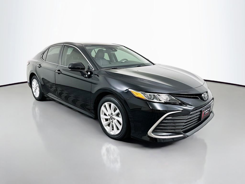 Used 2022 Toyota Camry LE image 3