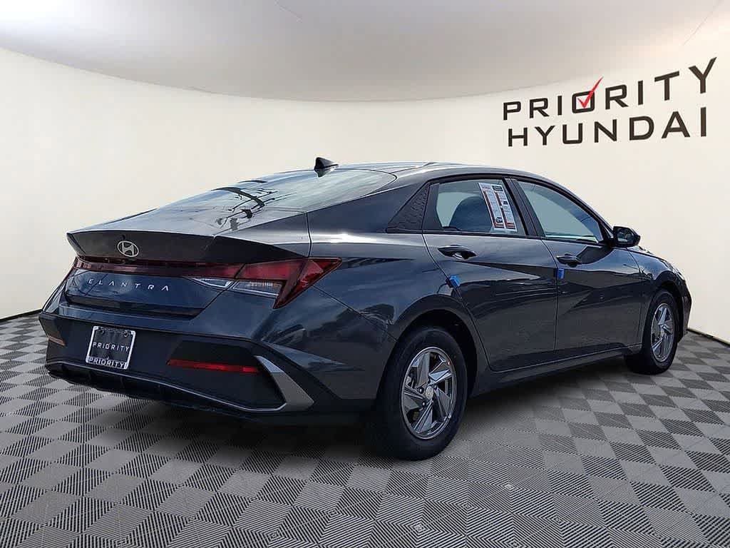 New 2026 Hyundai Elantra SE FWD image 4