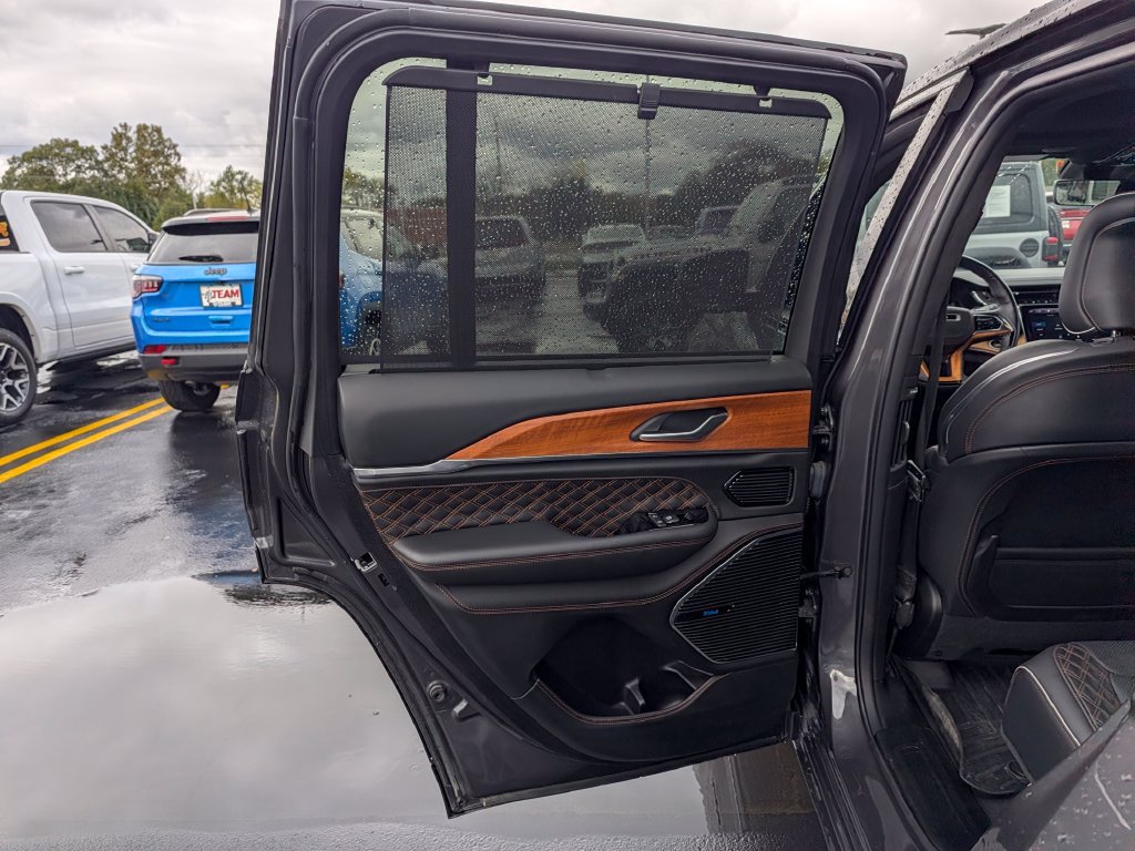 Used 2022 Jeep Grand Cherokee Summit AWD/4WD image 23