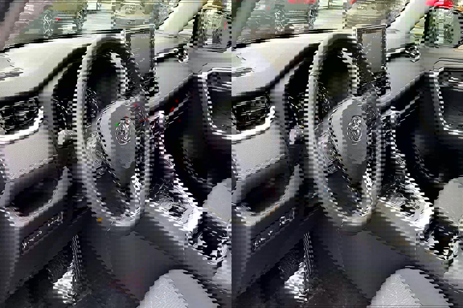 Used 2020 Toyota RAV4 XLE w/ Convenience Package image 17