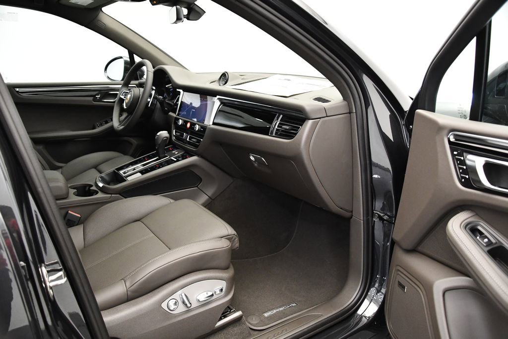 Used 2025 Porsche Macan image 45