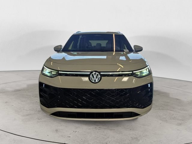 Used 2025 Volkswagen Tiguan SEL R-Line AWD/4WD image 2