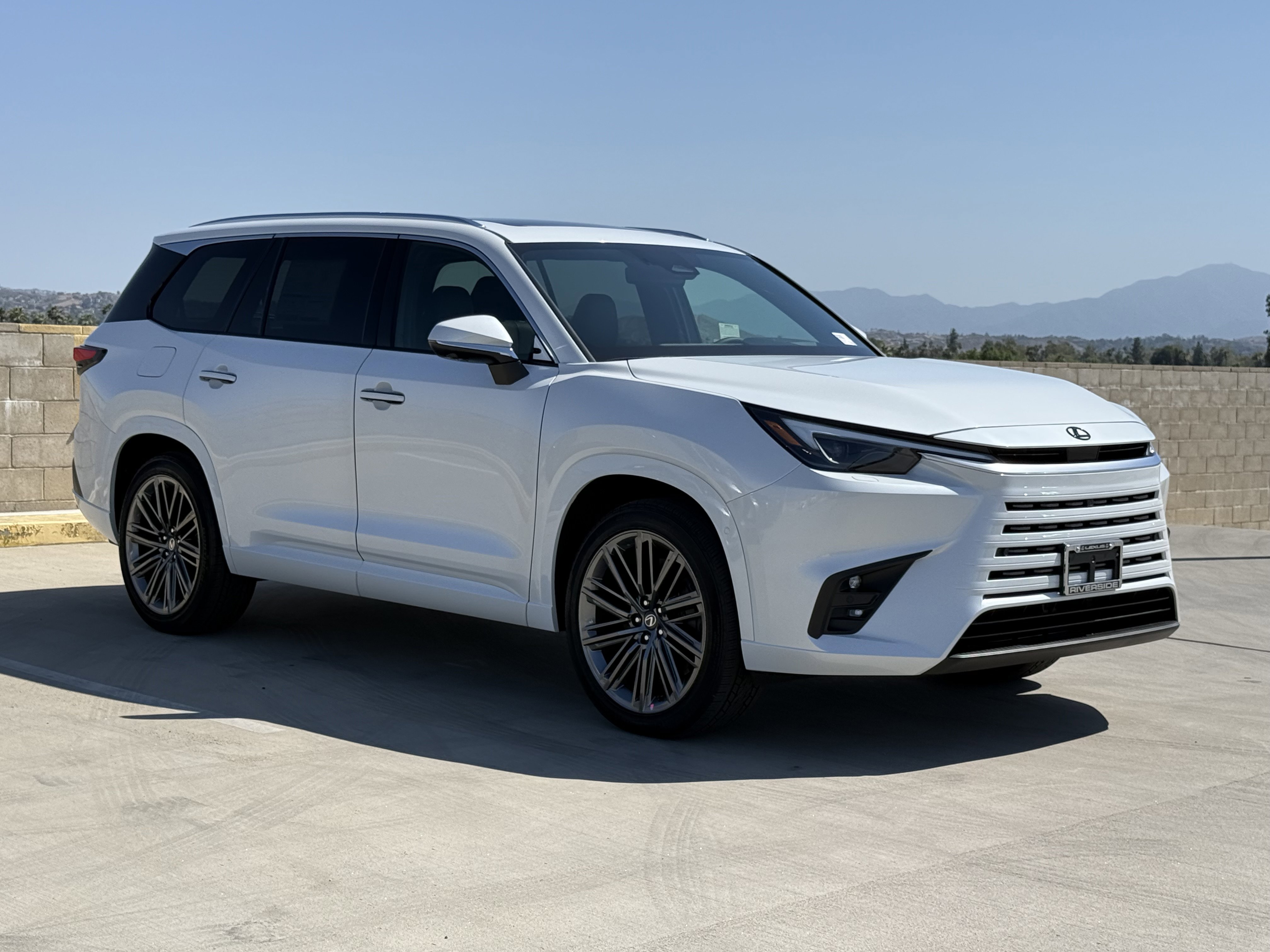 New 2026 Lexus TX 550h AWD Plug-In Hybrid image 2