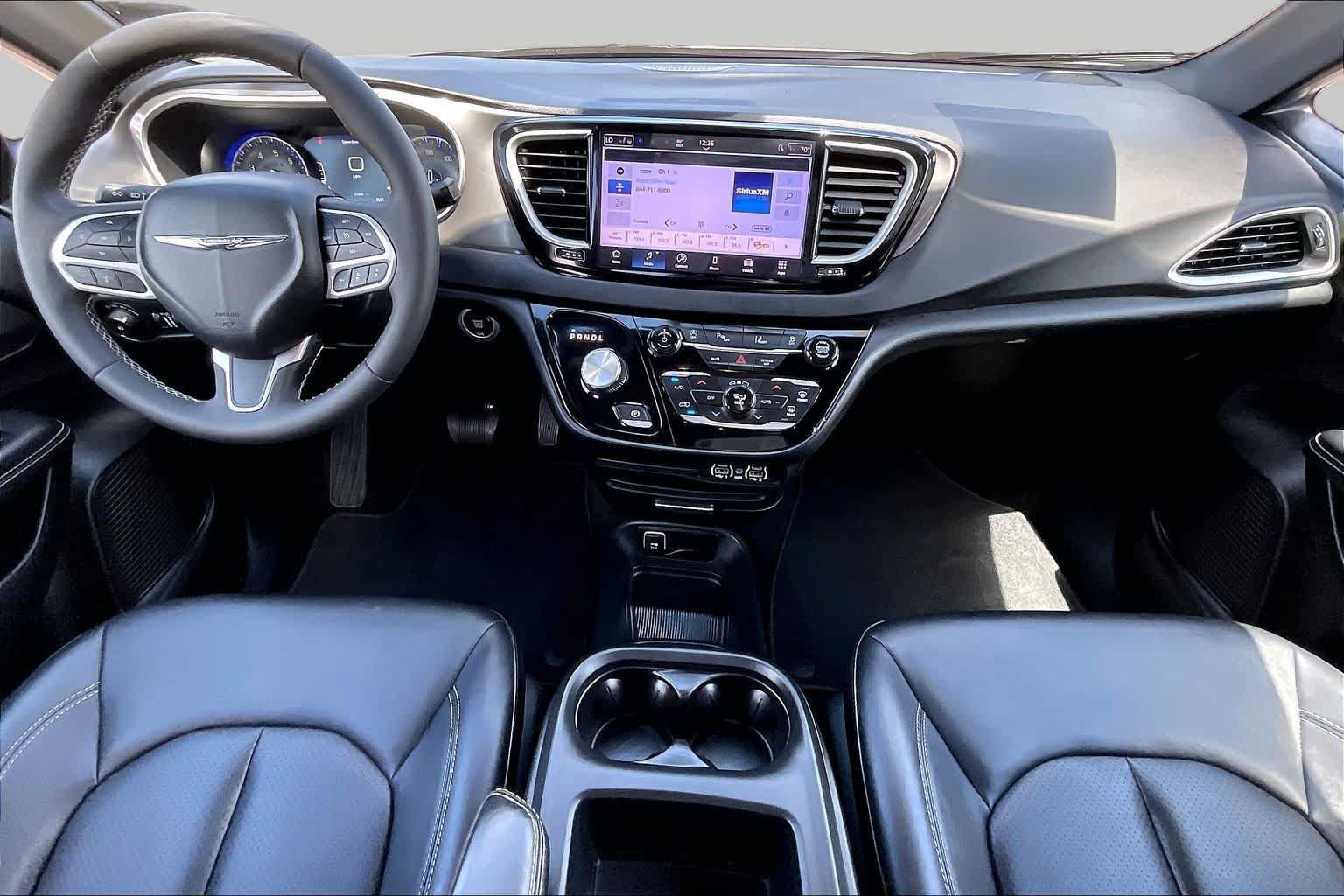 Used 2025 Chrysler Pacifica Select FWD image 14