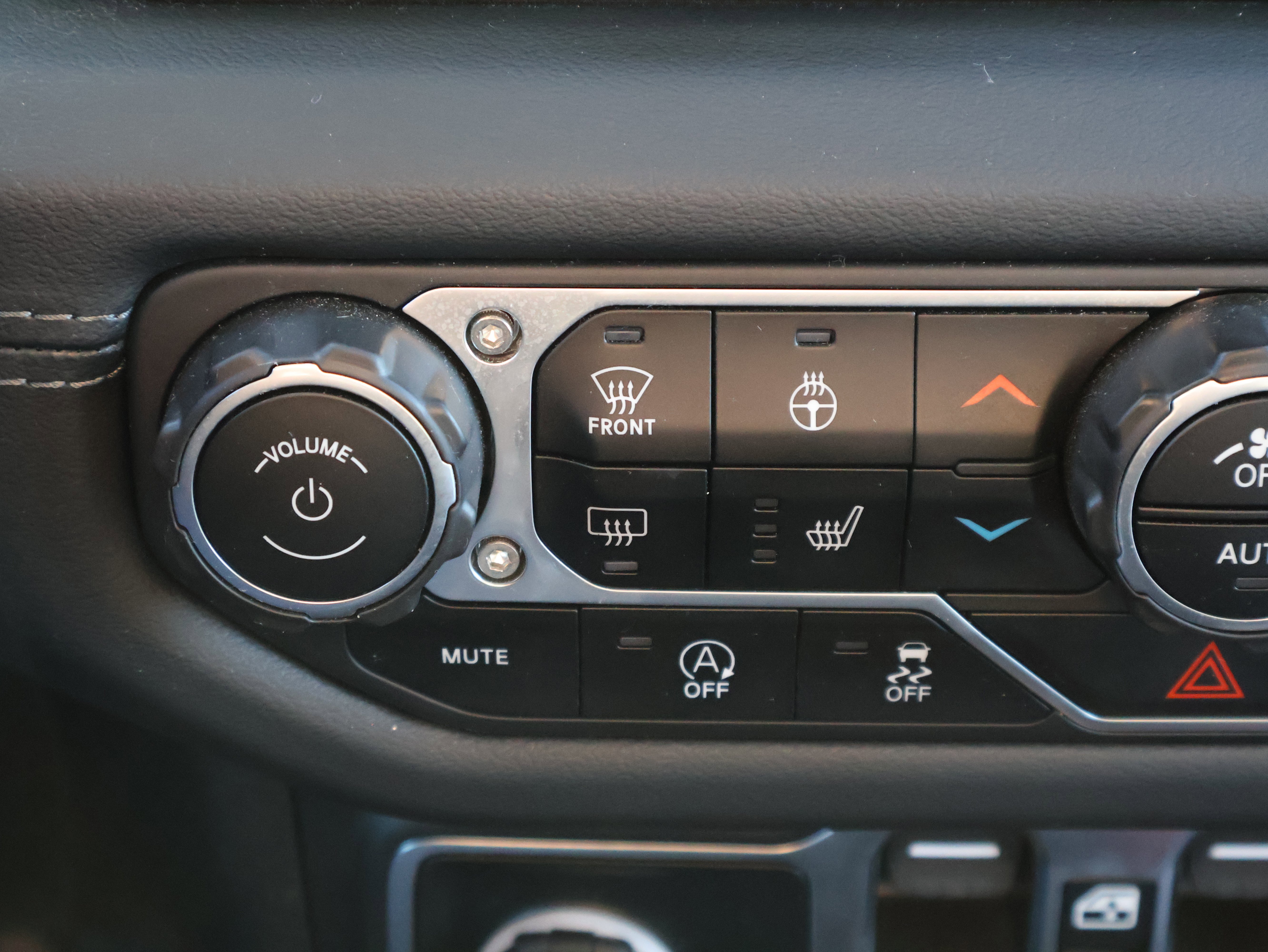 Used 2024 Jeep Gladiator Mojave w/ Technology Group image 28