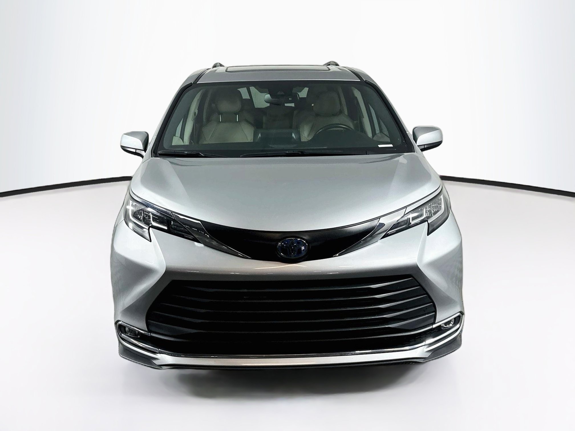 Used 2023 Toyota Sienna XLE FWD image 2