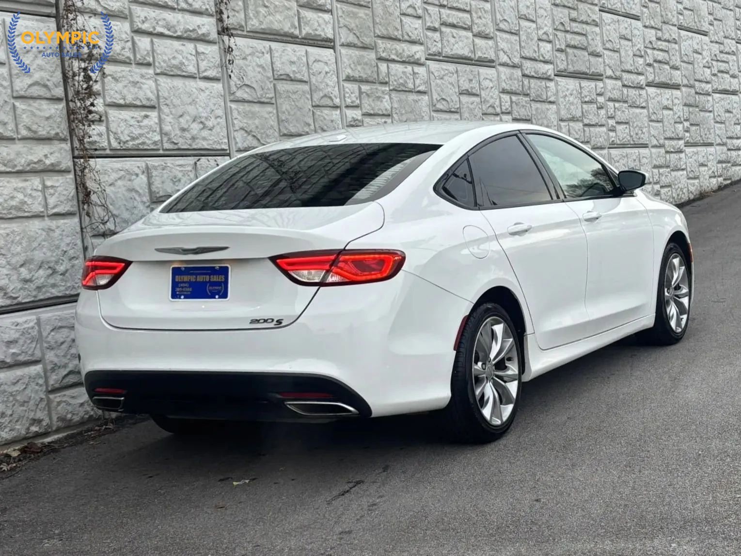 Used 2015 Chrysler 200 S FWD image 6