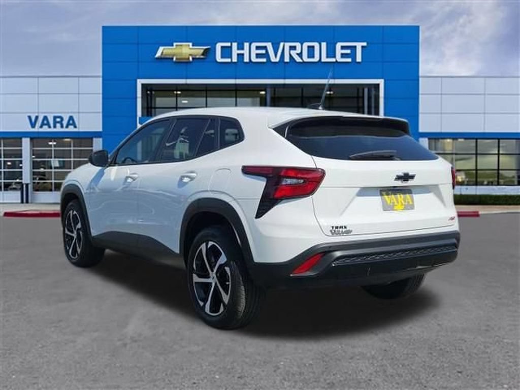 Certified 2025 Chevrolet Trax RS w/ Sunroof Package FWD image 3