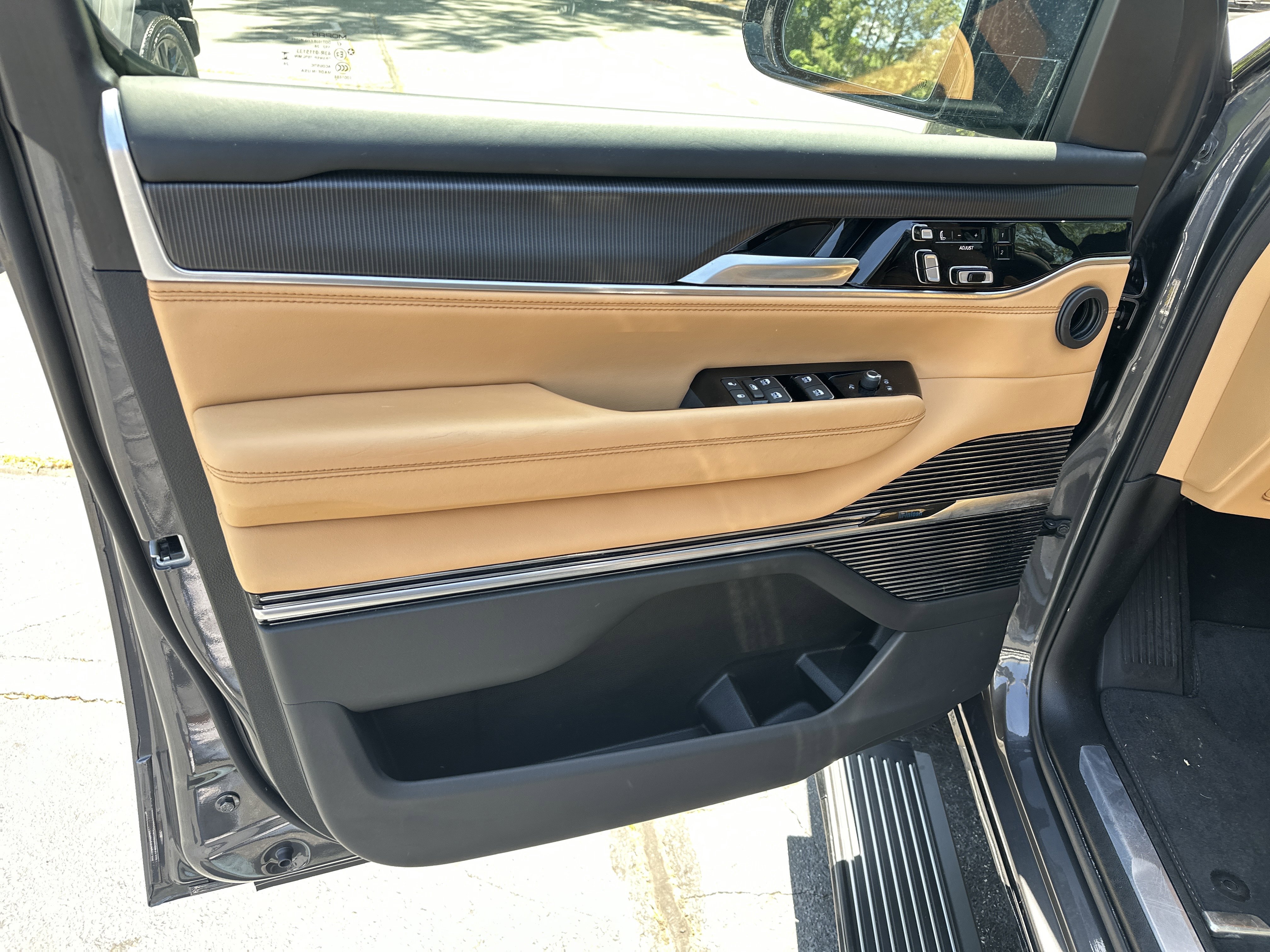 Used 2025 Jeep Grand Wagoneer Series III w/ Rear Seat Video Group 1 AWD/4WD image 12