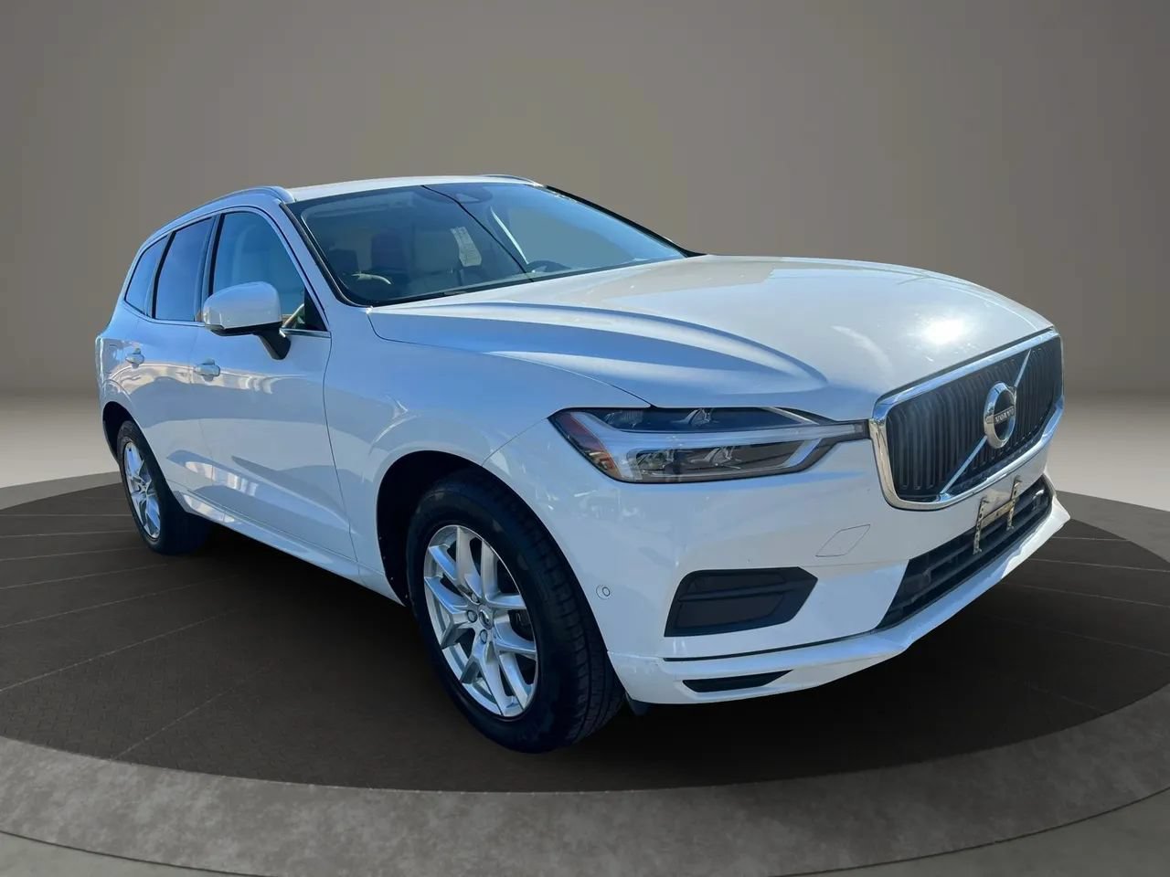 Used 2019 Volvo XC60 T5 Momentum w/ Premium Package AWD/4WD image 3