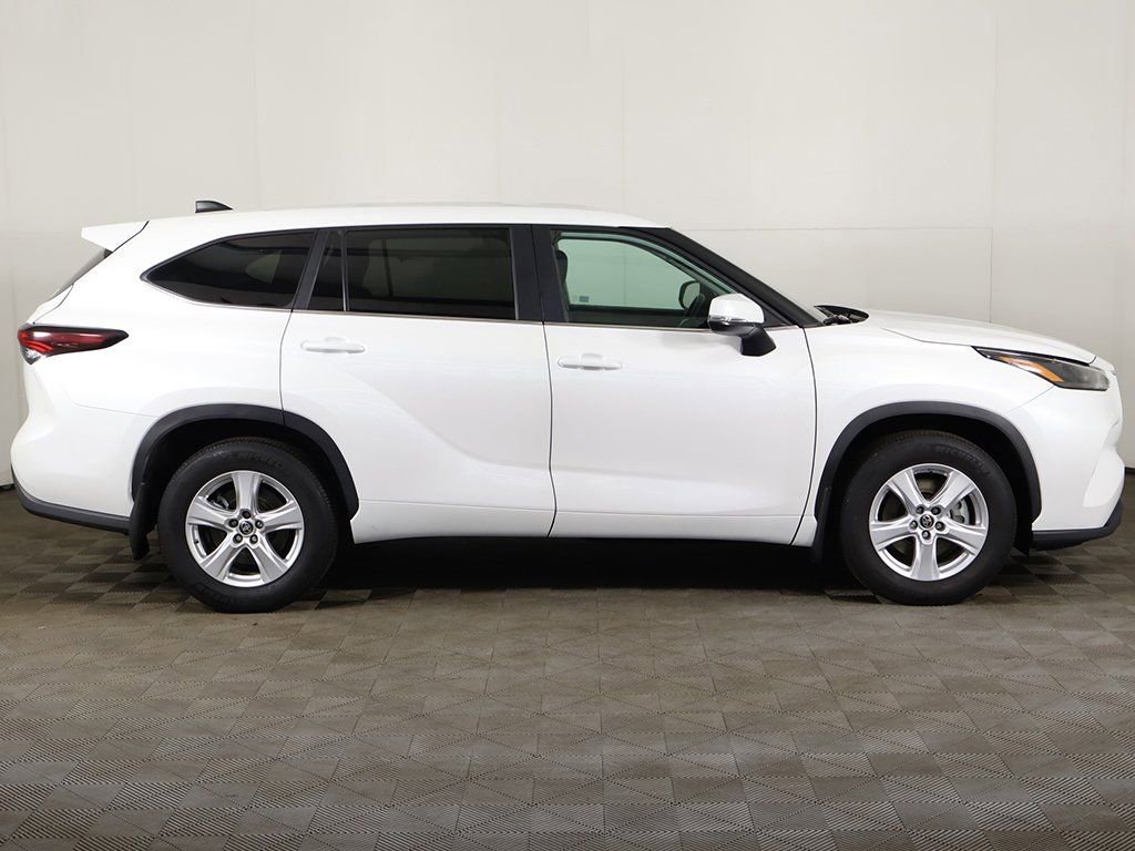 Used 2024 Toyota Highlander LE AWD/4WD image 17