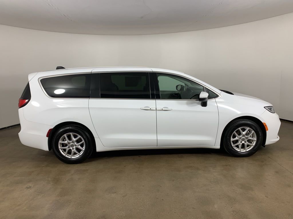 Used 2023 Chrysler Pacifica Touring-L FWD image 7