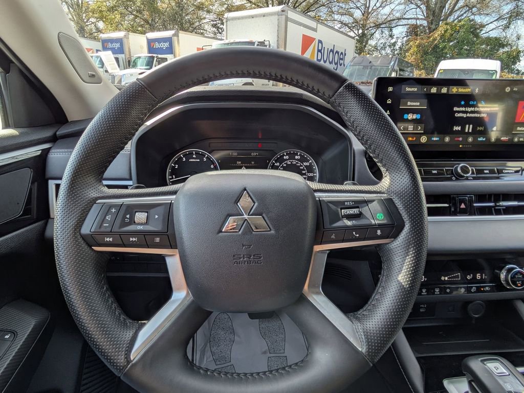 Used 2025 Mitsubishi Outlander SE image 16
