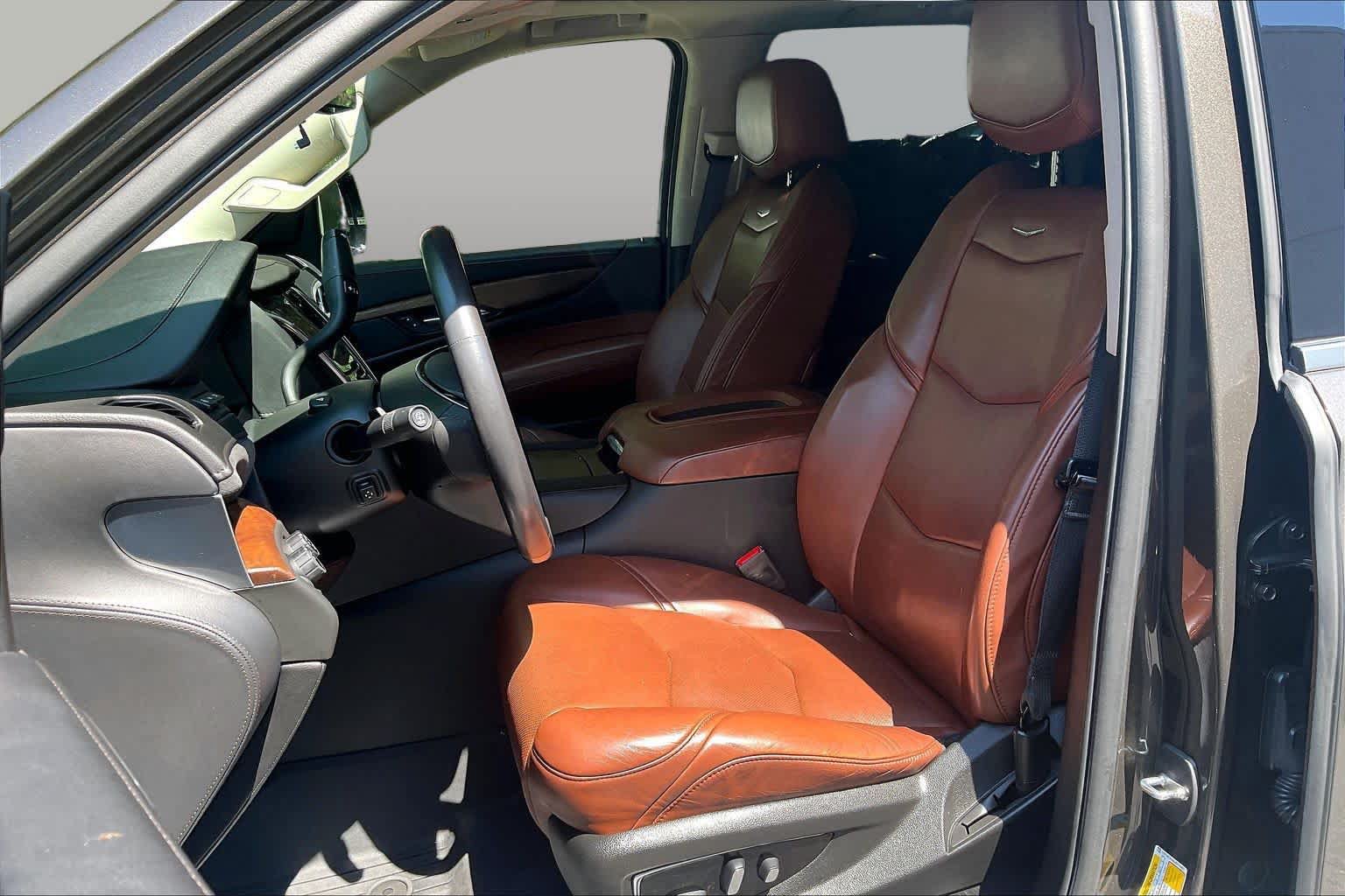 Used 2020 Cadillac Escalade Premium Luxury AWD/4WD image 7