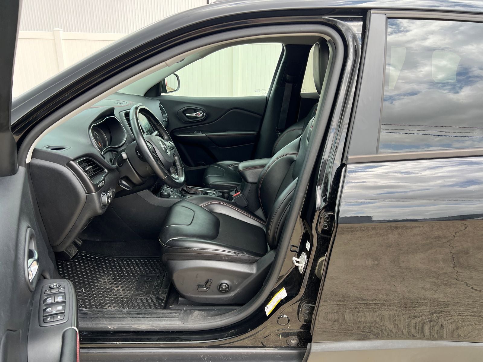 Used 2020 Jeep Cherokee Trailhawk w/ Comfort/Convenience Group AWD/4WD image 16