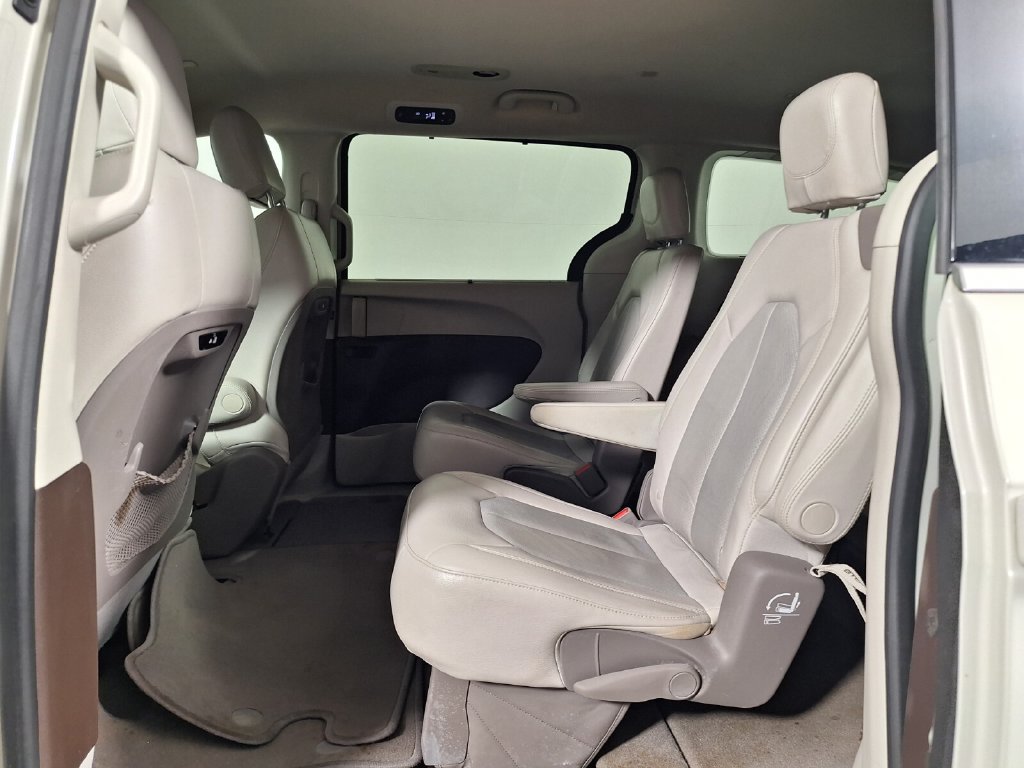 Used 2021 Chrysler Pacifica Touring-L FWD image 11