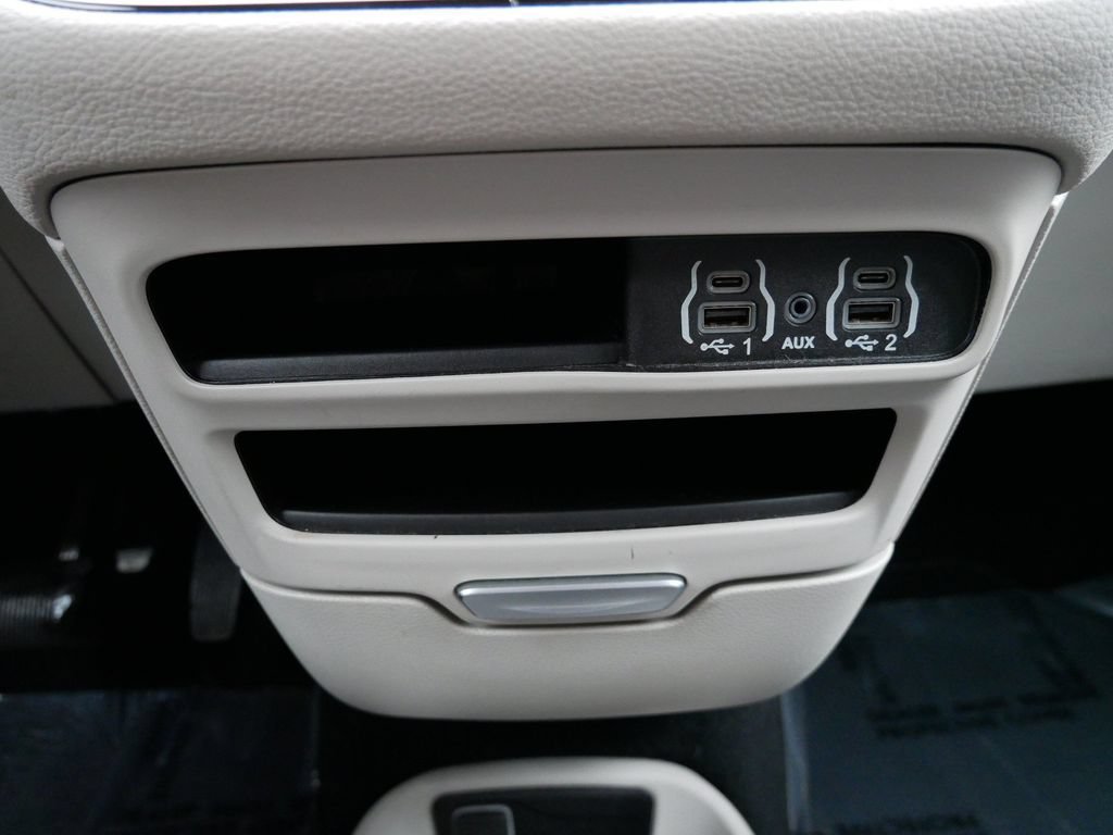 Used 2024 Chrysler Pacifica Limited FWD image 23