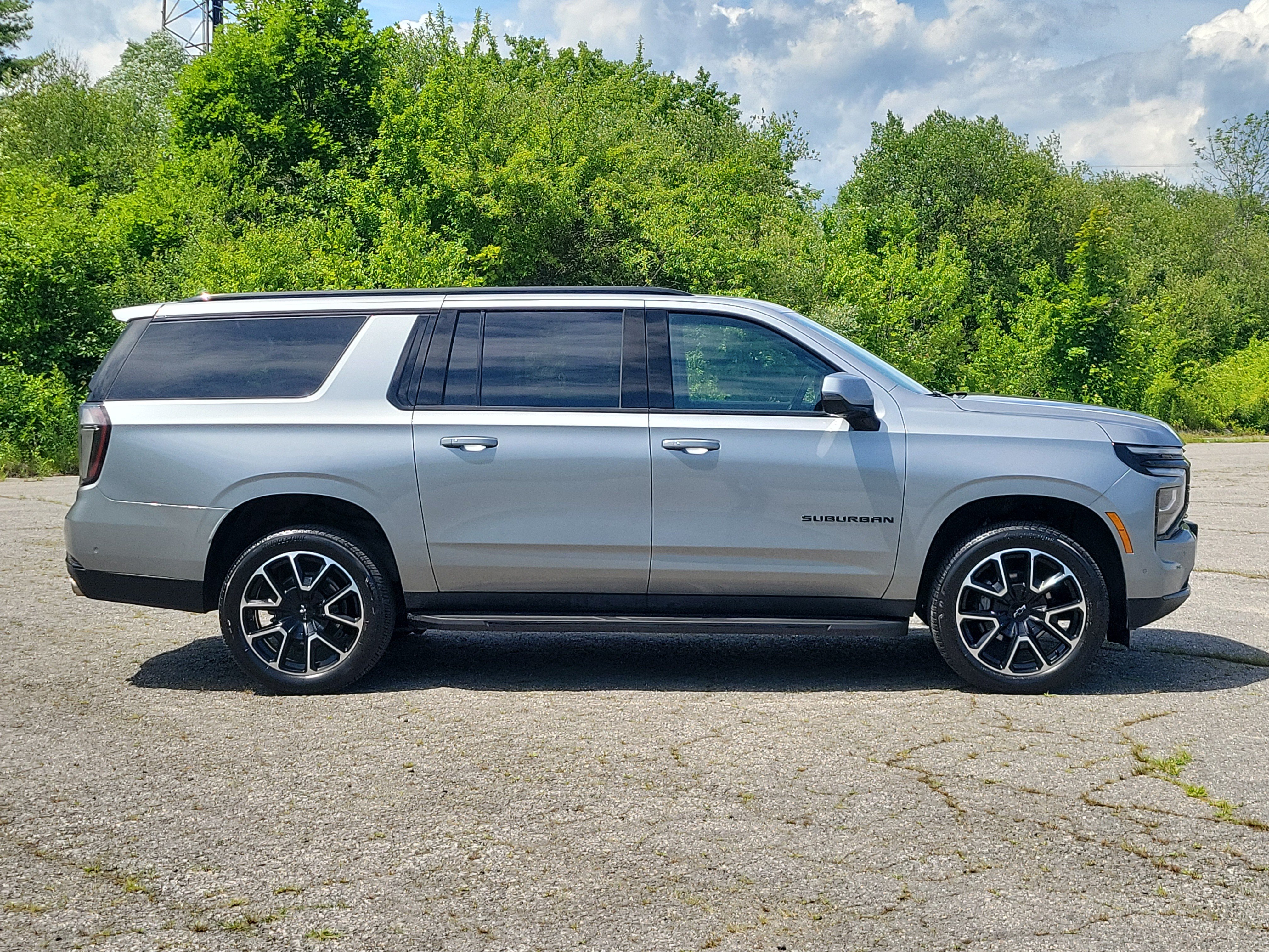 Used 2025 Chevrolet Suburban RST w/ Comfort Package AWD/4WD image 4