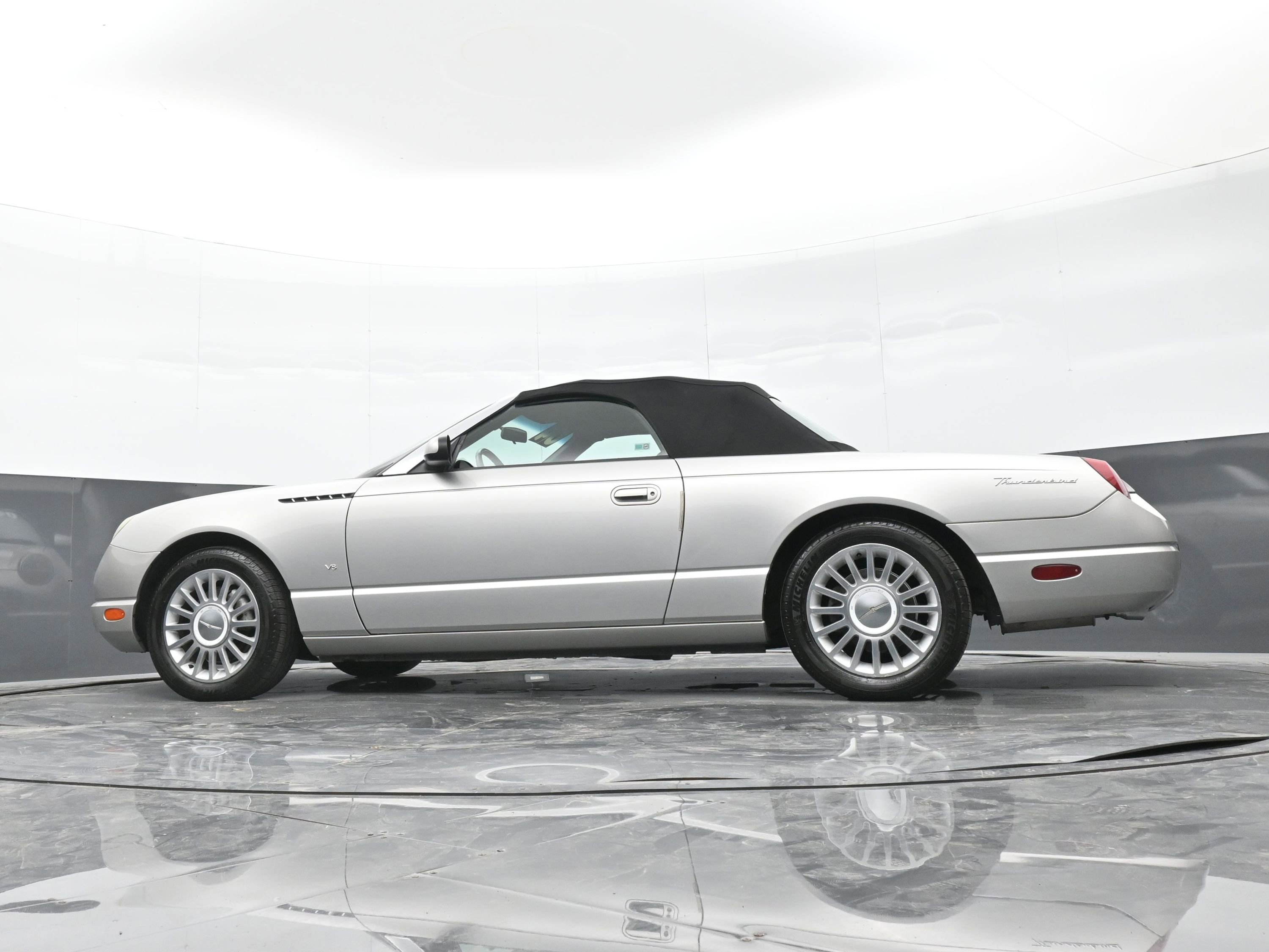 Used 2004 Ford Thunderbird Base image 32
