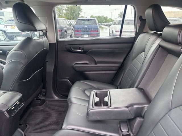 Used 2021 Toyota Highlander XLE AWD/4WD image 40
