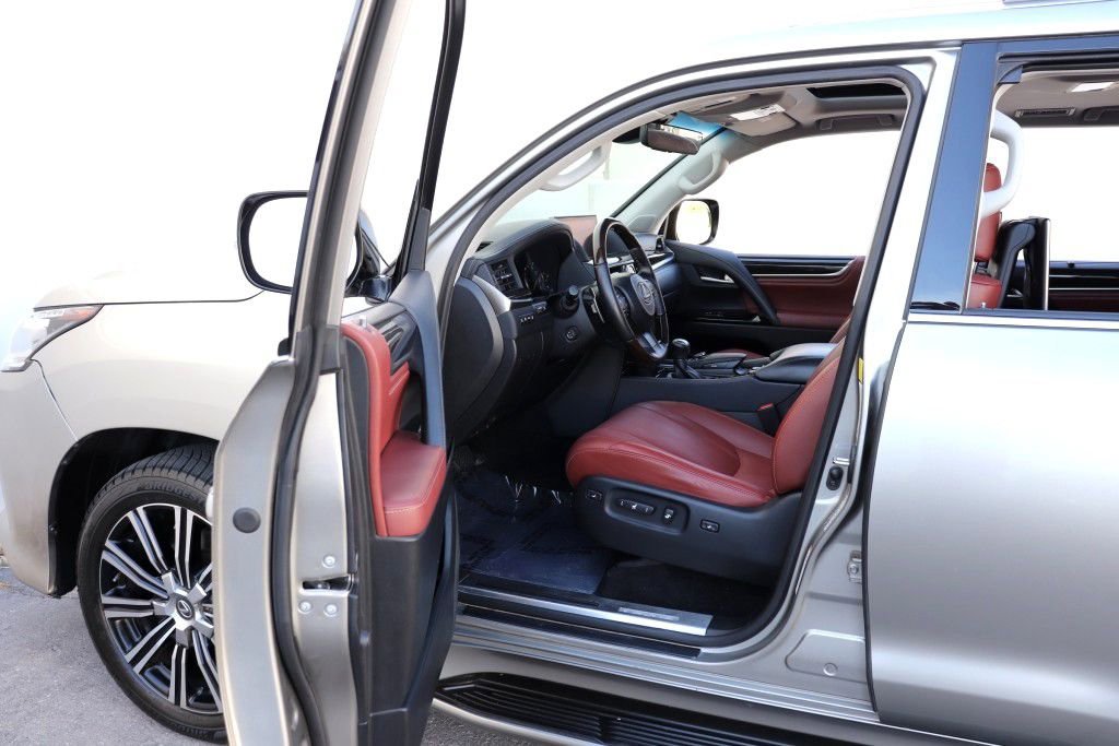 Used 2019 Lexus LX 570 4WD w/ Luxury Package image 2