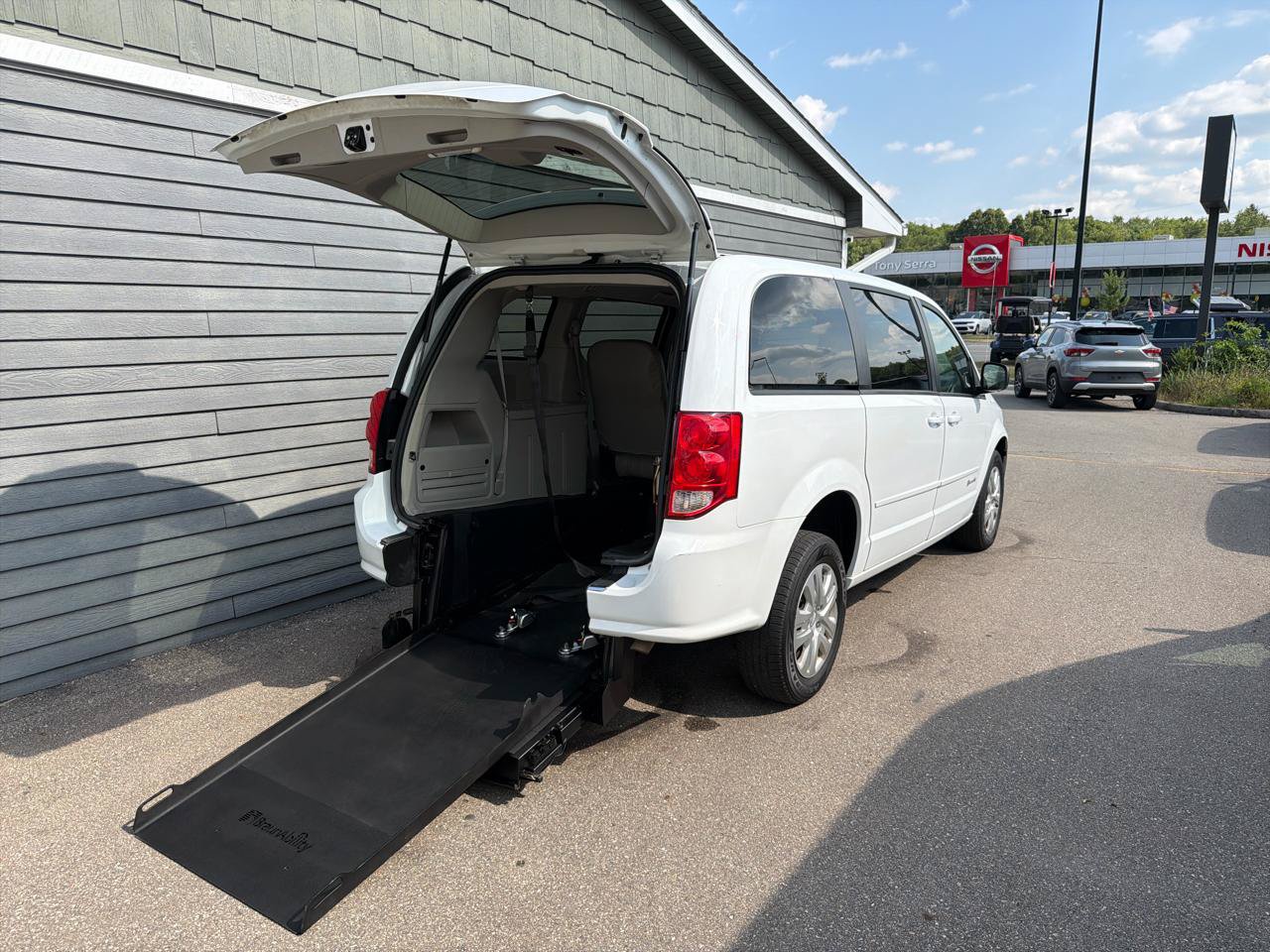 Used 2017 Dodge Grand Caravan SE w/ Power Window Group FWD image 2