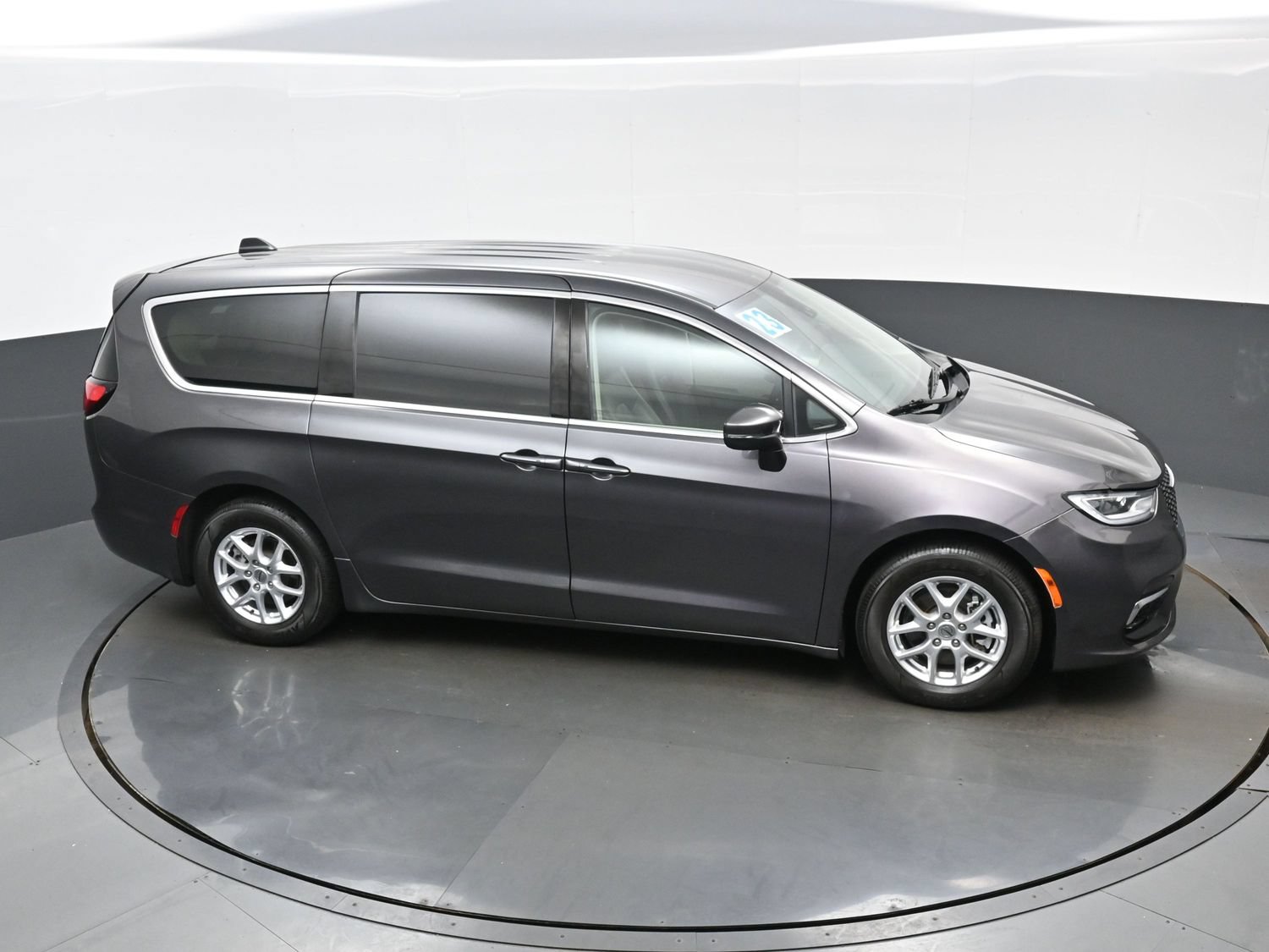 Used 2023 Chrysler Pacifica Touring-L FWD image 42