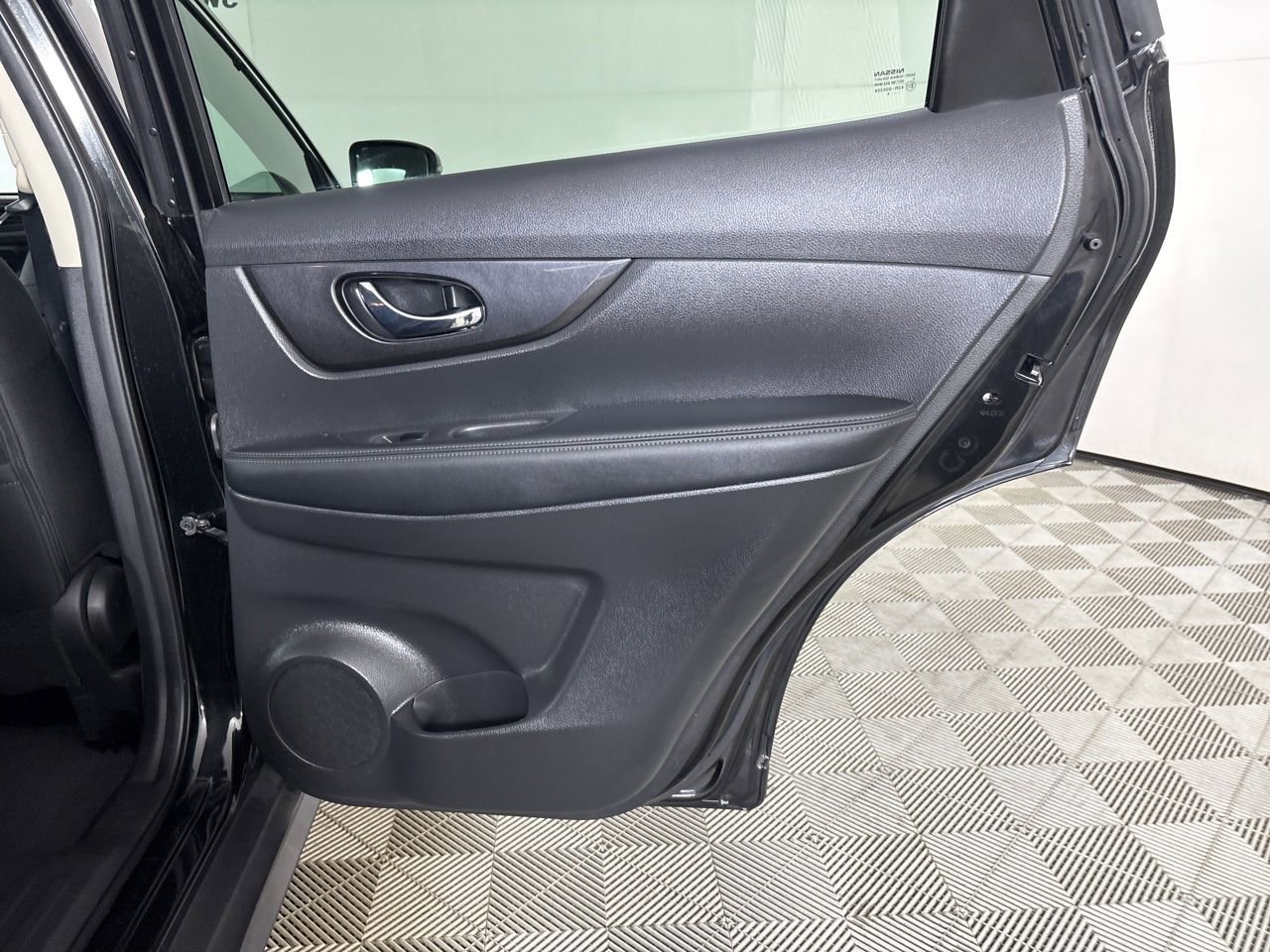 Used 2018 Nissan Rogue SV w/ Premium Package image 26