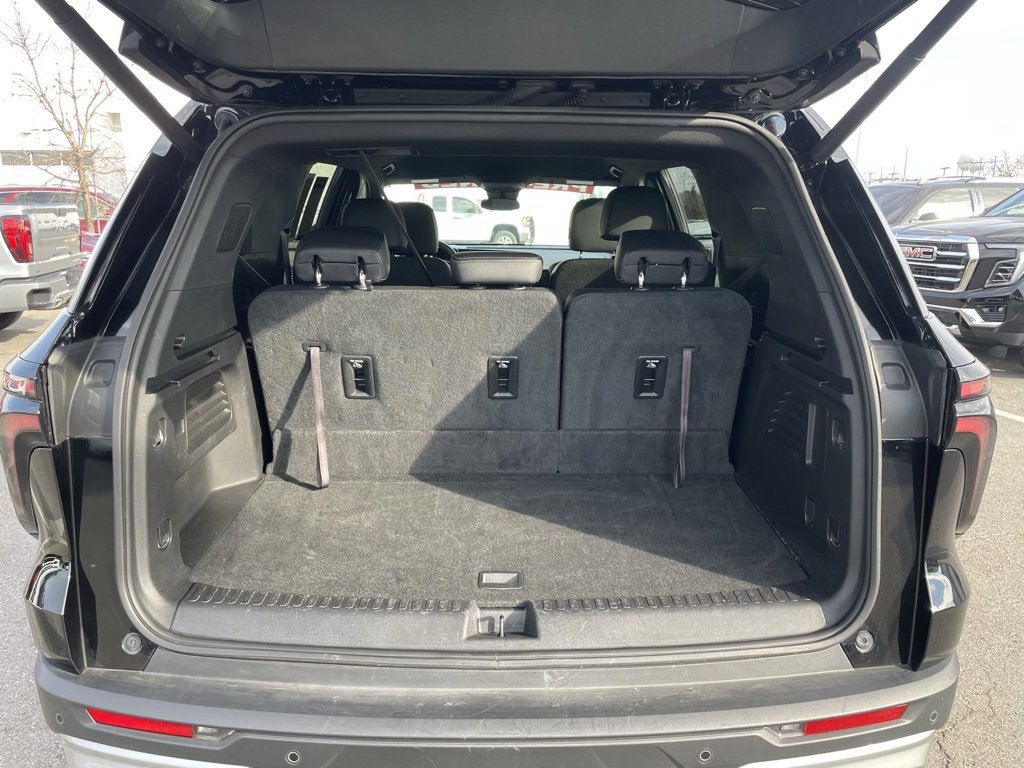 Used 2025 Chevrolet Traverse LT image 7