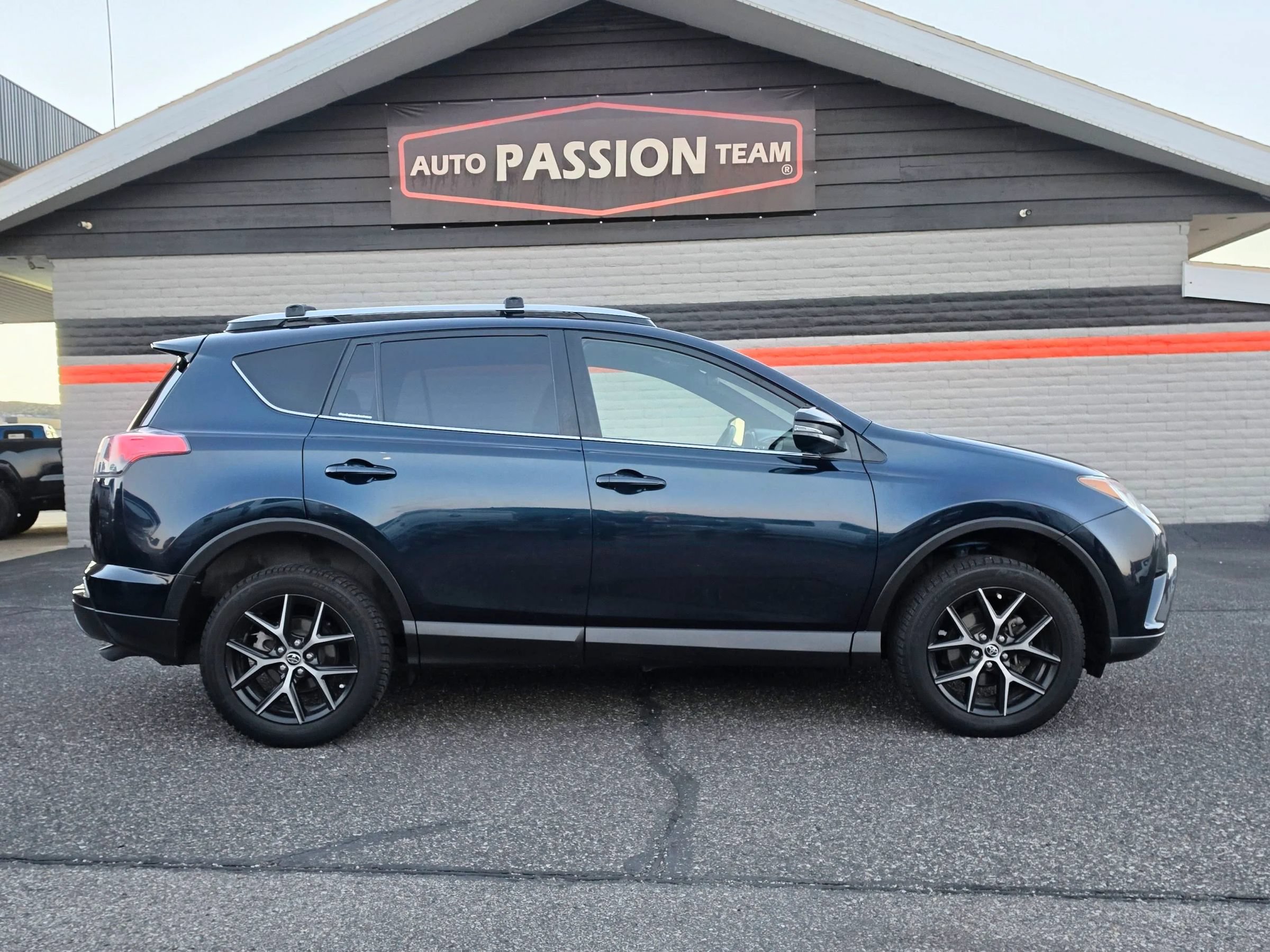 Used 2018 Toyota RAV4 SE FWD image 6