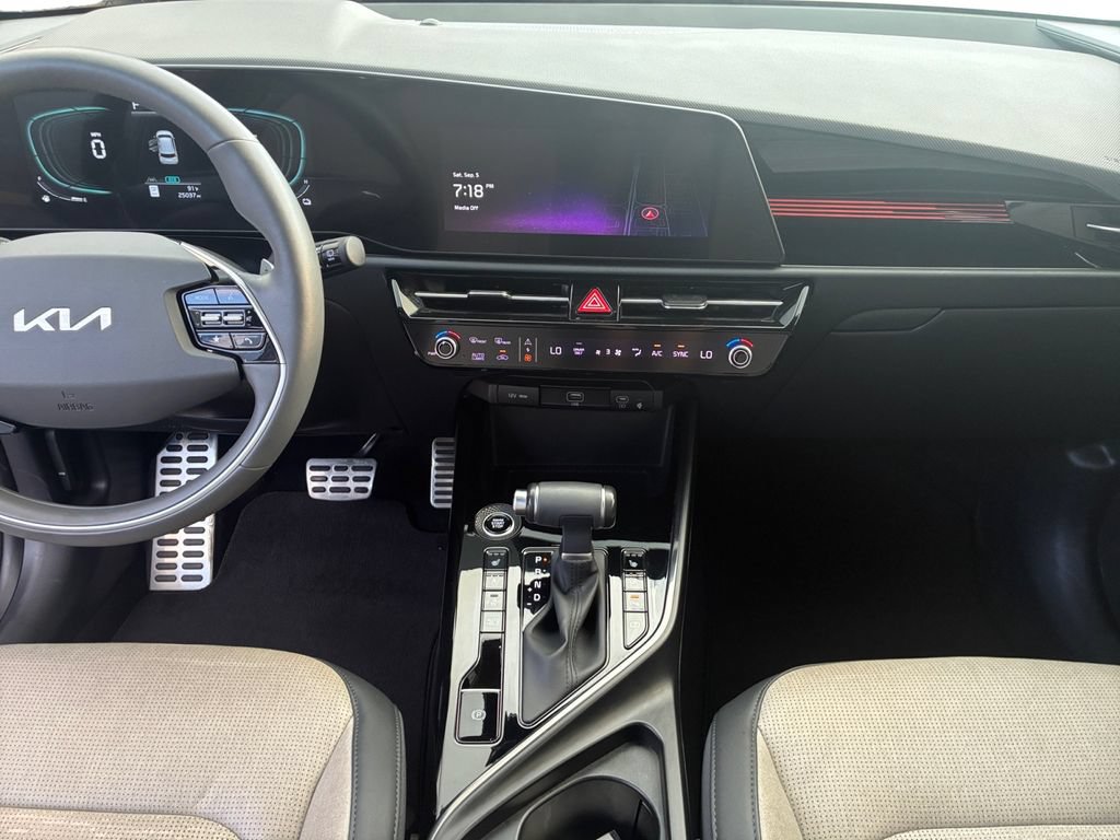 Used 2024 Kia Niro SX Touring FWD image 16