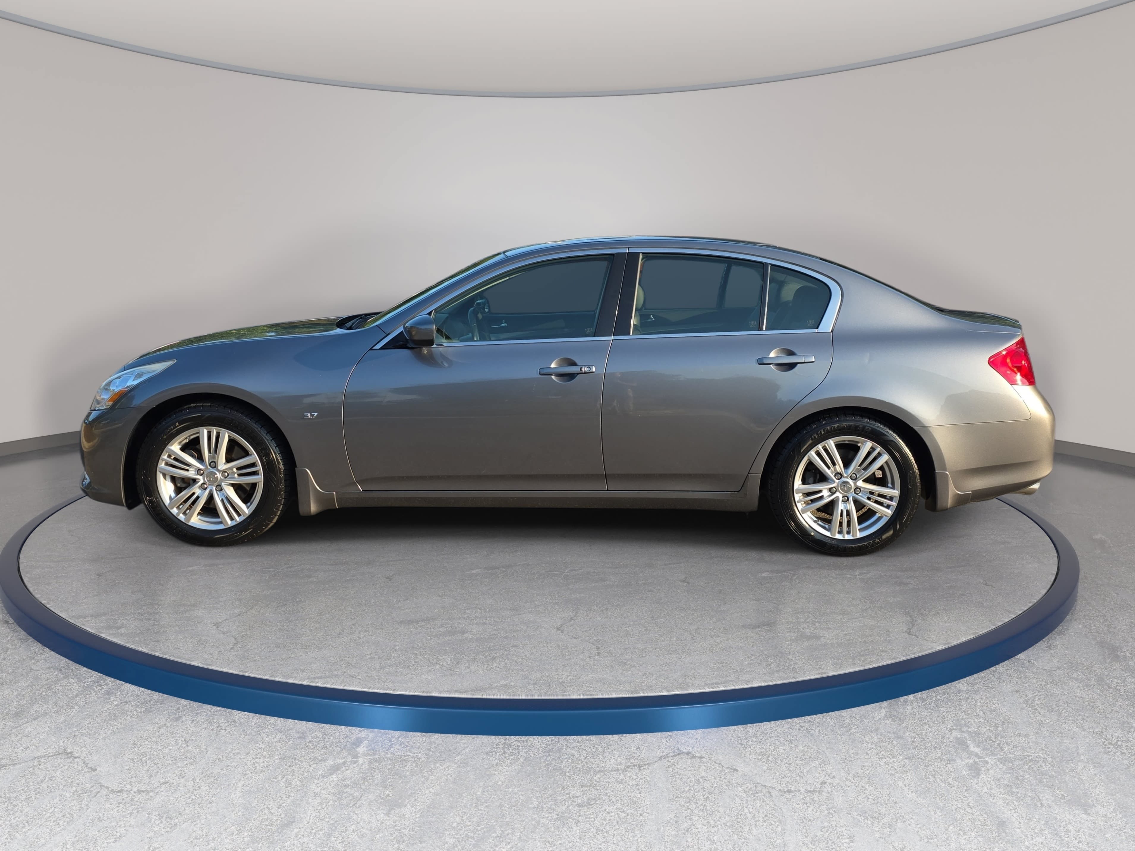 Used 2015 INFINITI Q40 w/ Navigation Package RWD image 8