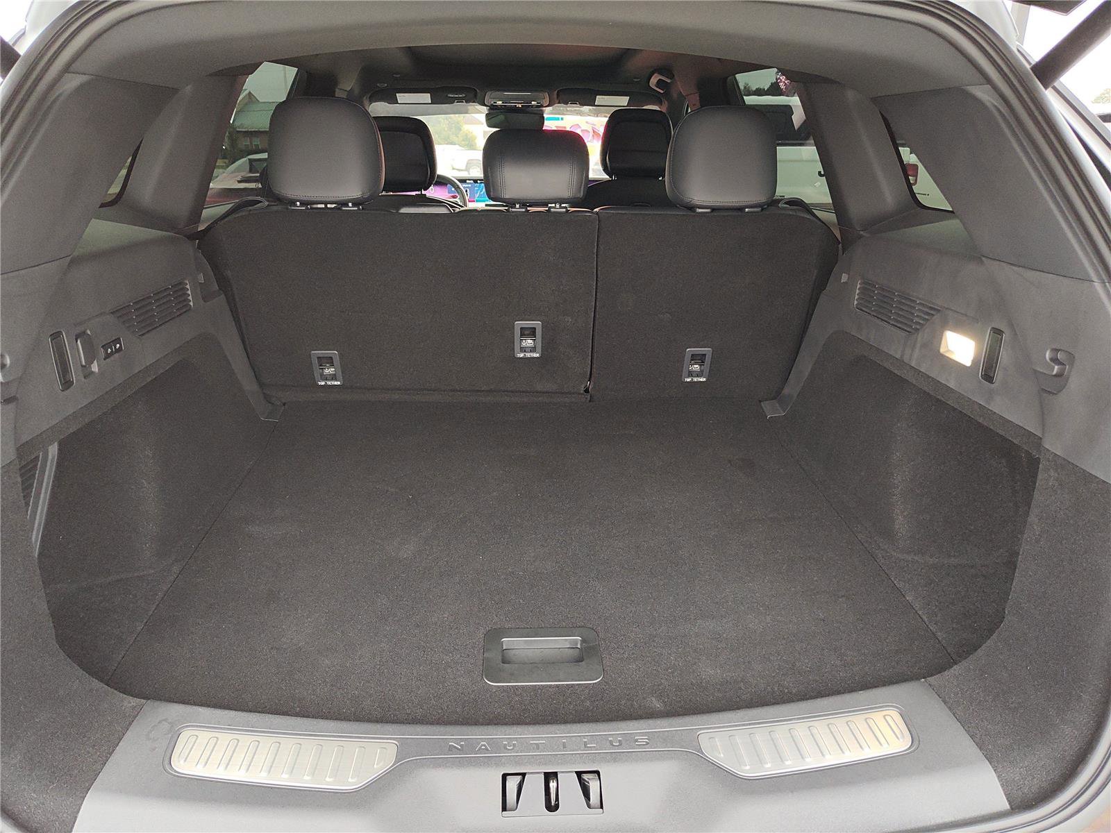 Used 2025 Lincoln Nautilus Reserve image 6