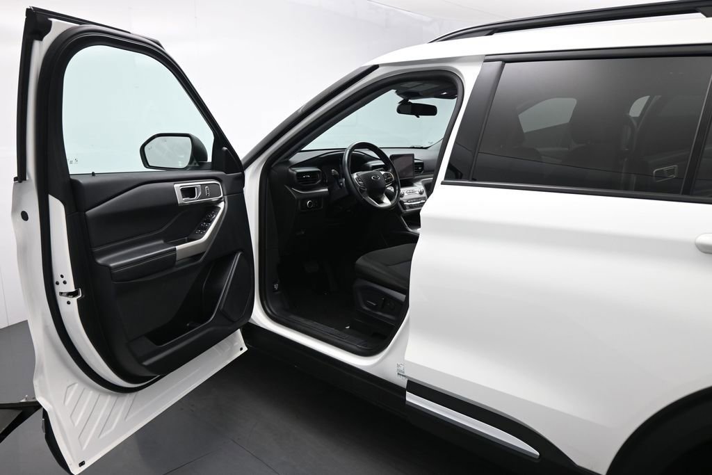 Used 2023 Ford Explorer XLT RWD image 9
