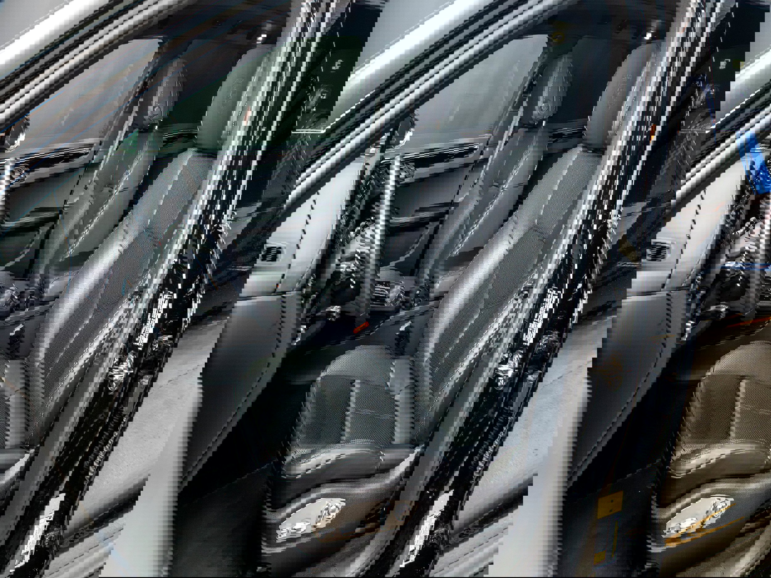 Certified 2025 Porsche Macan Turbo image 5