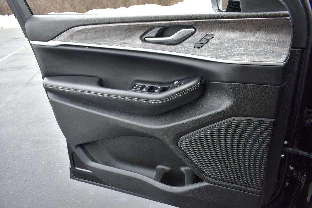 Certified 2024 Jeep Grand Cherokee L Limited w/ Luxury Tech Group II image 26