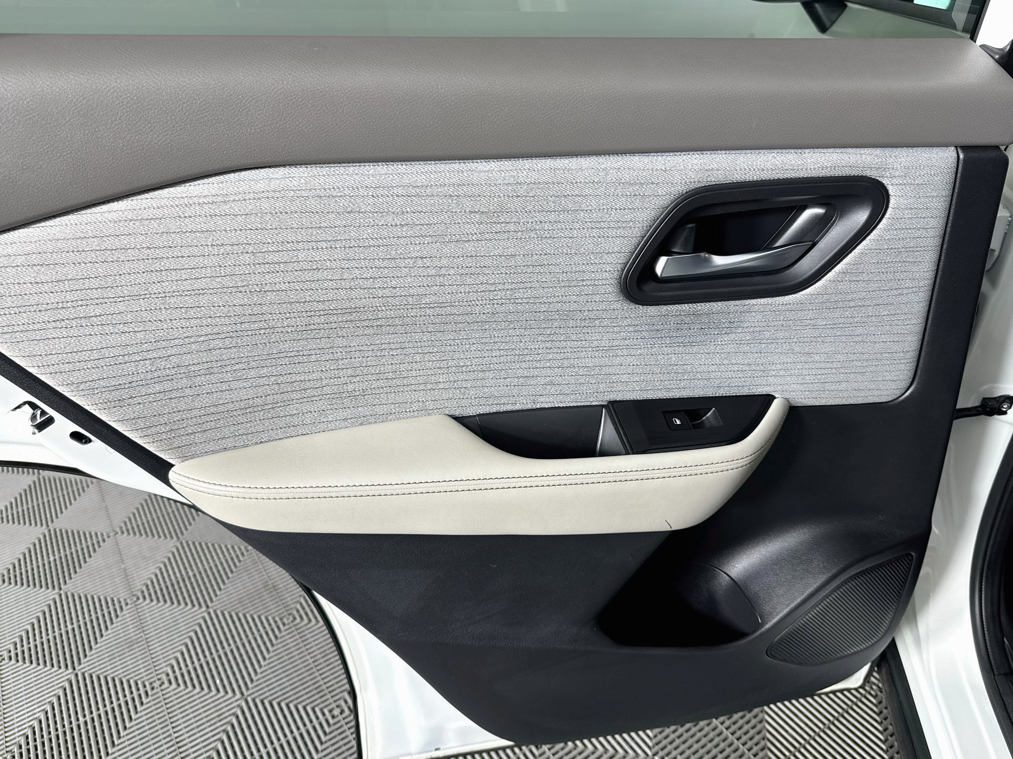 Used 2023 Nissan Rogue SV FWD image 24