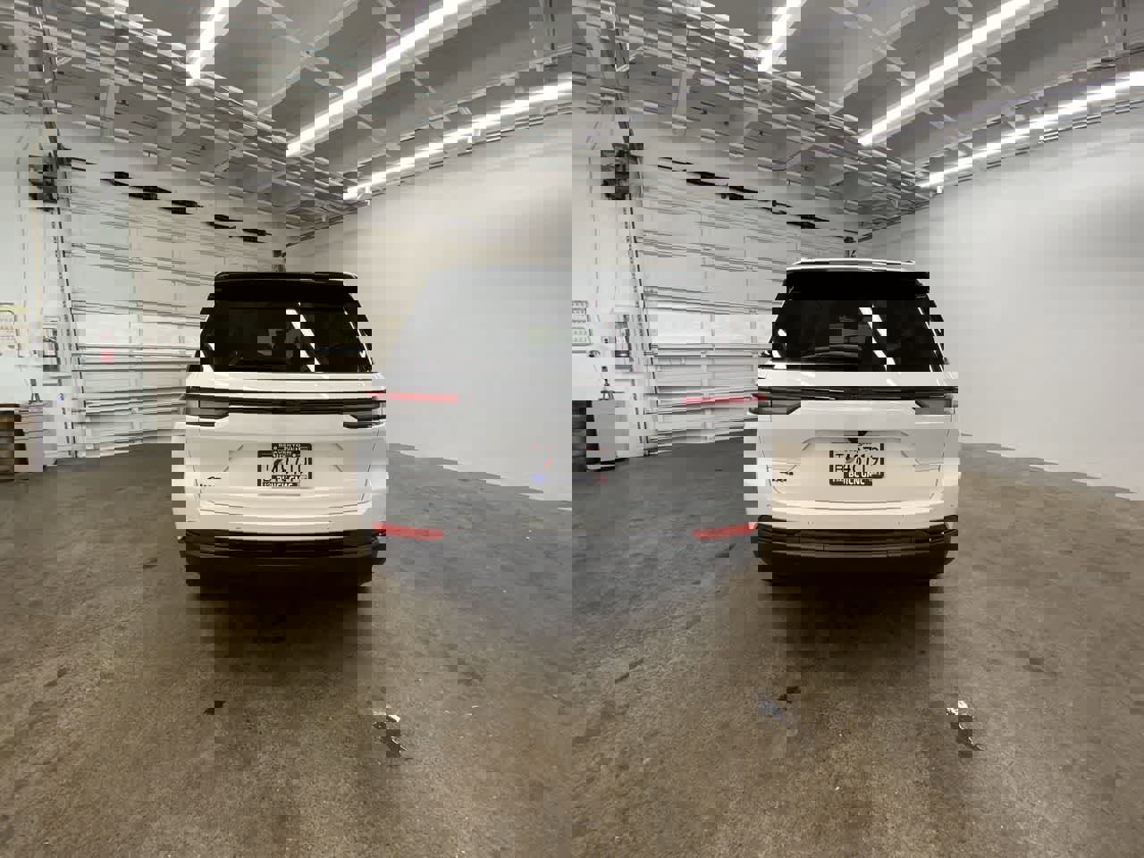 Used 2025 Jeep Grand Cherokee Altitude AWD/4WD image 5