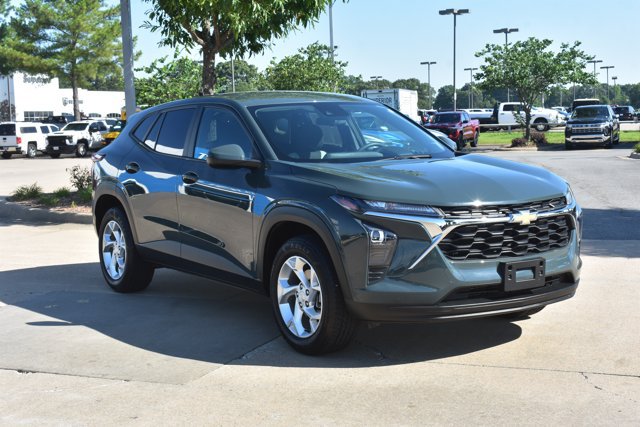 Used 2025 Chevrolet Trax LS w/ LS Convenience Package FWD image 3