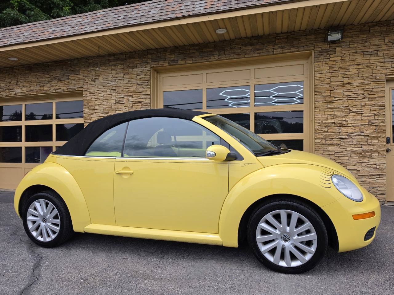 Used 2008 Volkswagen Beetle SE FWD image 29