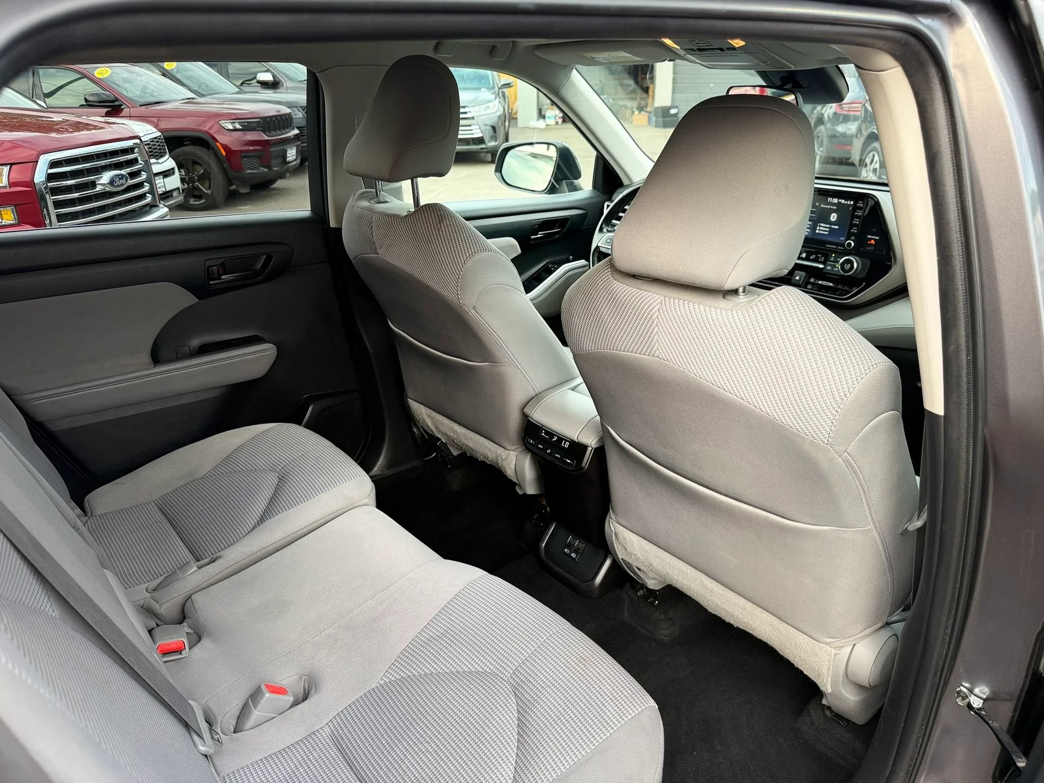 Used 2022 Toyota Highlander LE AWD/4WD image 18