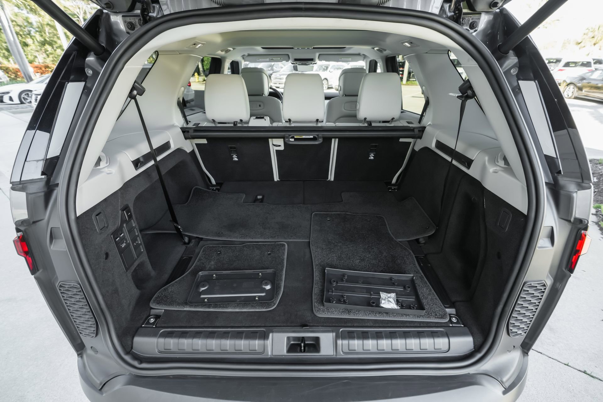 Used 2025 Land Rover Discovery S image 41