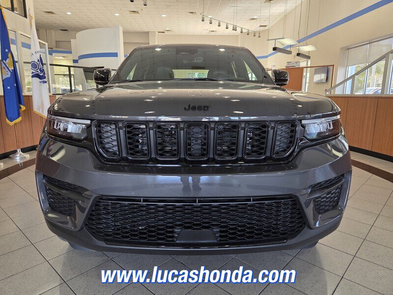 Used 2025 Jeep Grand Cherokee Altitude RWD image 2
